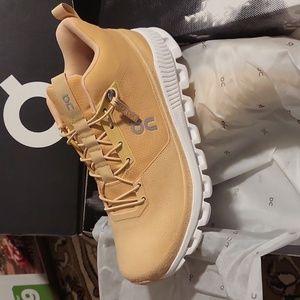 On running cloud Hi, Cashew ,Women's US 8.5 Medium,  New Inbox.